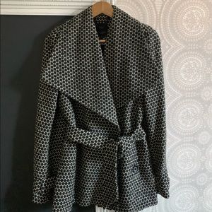 🇬🇧 TED BAKER monochrome dot wrap coat